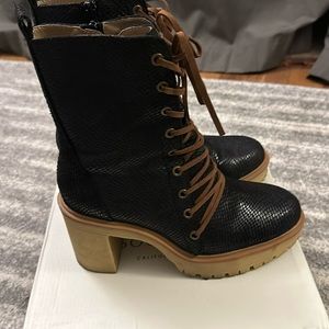 Oasis Society Jenna Military Platform boot. Size 8.5